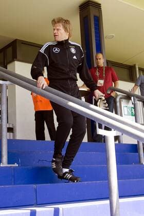 Torwart Oliver Kahn (Deutschland) blickt zurück auf dem Weg zum Trainingsplatz Fußball WM Herren WM 2006, Nationalteam, Training, Vorbereitung Einzelbild Berlin Skepsis,