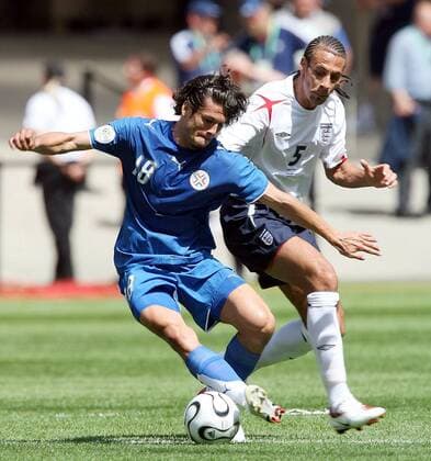 Nelson Haedo Valdez (Paraguay, li.) gegen Rio Ferdinand (England) Fußball WM Herren WM 2006, Länderspiel, Nationalteam, Gruppe B, Nationaltrikot, England - Paraguay 1:0 Gruppe Frankfurt M. Dynamik,
