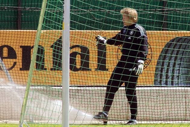 Torwart Oliver Kahn (Deutschland) spielt mit der Wasserdüse Fußball WM Herren WM 2006, Nationalteam, Training, Vorbereitung, Einzelbild Berlin