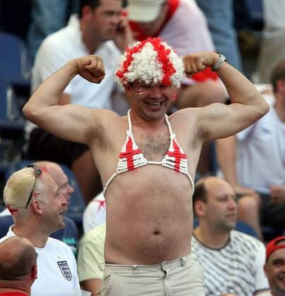 Ein englischer Fan posiert in Bademode für Damen Fußball WM Herren WM 2006, Länderspiel, Nationalteam, Gruppe B, Einzelbild Frankfurt M. Komik,