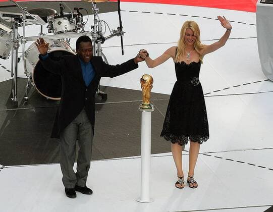 Fußballlegende Pele (Brasilien) und Model Claudia Schiffer (Deutschland) bei der Eröffnungsfeier der WM 2006 vor dem Weltmeisterschaftspokal Fußball WM Herren Eröffnungsfeier 2006, Eröffnung, Feier, Zeremonie Gruppe München