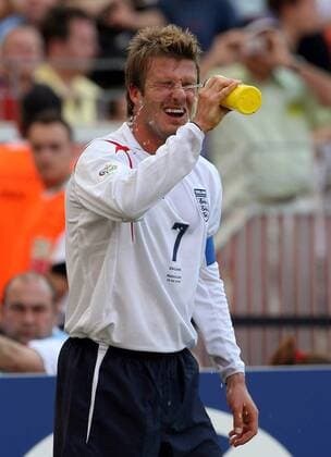 David Beckham (England) erfrischt sich Fußball WM Herren WM 2006, Länderspiel, Nationalteam, Nationaltrikot, Gruppe B, Einzelbild Frankfurt M.