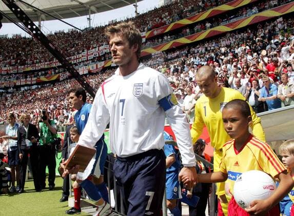 Kapitän David Beckham (England) führt seine Mannschaft aufs Feld Fußball WM Herren WM 2006, Länderspiel, Nationalteam, Gruppe B, Nationaltrikot Gruppe Frankfurt M.
