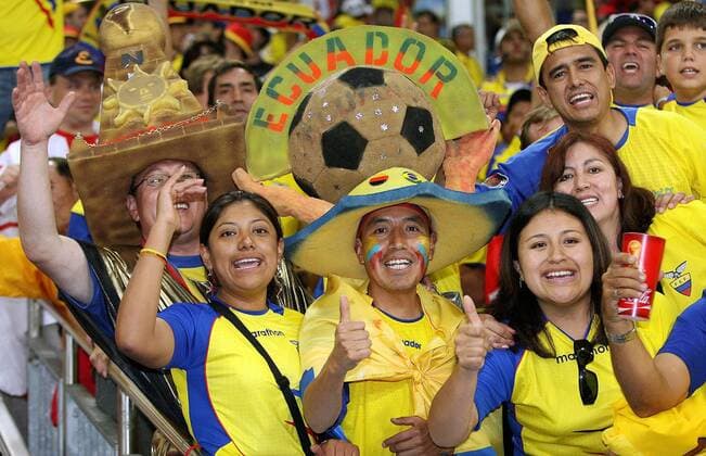 Ecuadorianische Fans mit künstlerisch wertvoller Kopfbedeckung -  Fußball WM Herren WM 2006, Länderspiel, Nationalteam, Gruppe A Gruppe Gelsenkirchen Freude, Begeisterung,