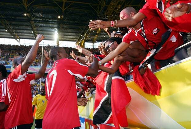 Fans und Spieler von Trinidad und Tobago feiern nach dem Spiel gemeinsam -  Fußball WM Herren WM 2006, Länderspiel, Nationalteam, Nationaltrikot, Gruppe B Gruppe Dortmund Freude,