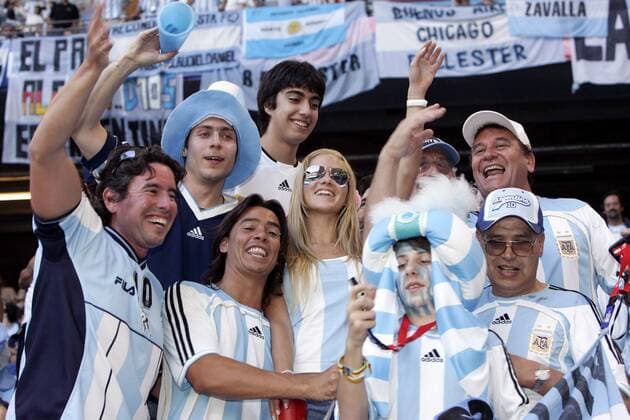 Argentinische Fans feiern begeistert ihr Team Fußball WM Herren WM 2006, Länderspiel, Nationalteam, Gruppe C, Argentinien Fangruppe Gruppe Hamburg Freude, Begeisterung,