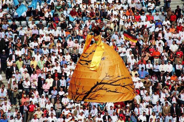 Eine schwebende Artistin in übergroßem Reifrock ist Teil der Show der Eröffnungsfeier der WM 2006 Fußball WM Herren Weltmeisterschaft 2006, Eröffnungsfeier, Eröffnung, Zeremonie, Feier Totale München