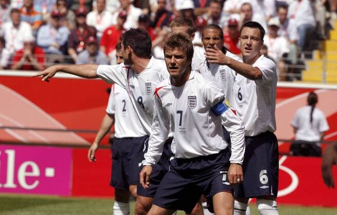 Ungeordnete Abwehr um David Beckham (Mitte), u.a. mit John Terry (re.) und Frank Lampard (li., alle England) Fußball WM Herren WM 2006, Länderspiel, Nationalteam, Gruppe B, Nationaltrikot Gruppe Frankfurt M. Abwehr,