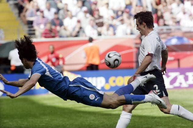 Nelson Valdez (Paraguay, li.) fliegt am Ball und an Gary Neville (England) vorbei Fußball WM Herren WM 2006, Länderspiel, Nationalteam, Nationaltrikot, Gruppe B, England - Paraguay 1:0 Gruppe Frankfurt M. Dynamik,