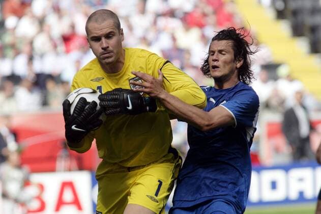Torwart Paul Robinson (England) gegen Nelson Valdez (Paraguay) Fußball WM Herren WM 2006, Länderspiel, Nationalteam, Nationaltrikot, Gruppe B, England - Paraguay 1:0 Gruppe Frankfurt M. Dynamik,