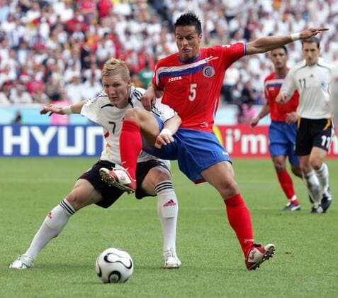 Gilberto Martinez (Costa Rica, re.) gegen Bastian Schweinsteiger (Deutschland) -  Fußball WM Herren WM 2006, Länderspiel, Nationalteam, Gruppe A, Nationaltrikot, Deutschland - Costa Rica 4:2 Gruppe Eröffnungsspiel München Dynamik,