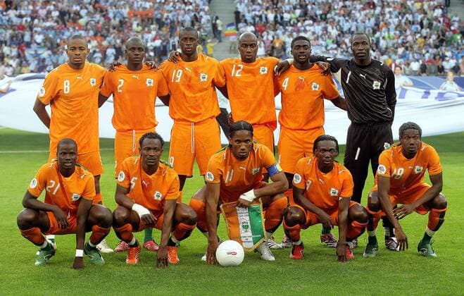Mannschaftsfoto Elfenbeinküste, hi. v. li.: Bonaventure Kalou, Kanga Akale, Yaya Toure, Abdoulaye Meite, Kolo Toure, Jean Jacques Tizie, vorn: Emmanuel Eboue, Didier Zokora, Didier Drogba, Arthur Boka, Kader Keita -  Fußball Herren WM 2006, Länderspiel, Nationalteam, Gruppe C Totale Hamburg