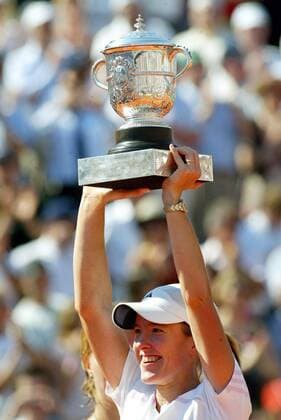 Justine Henin Hardenne (Belgien) präsentiert nach dem Gewinn der French Open 2006 den Siegerpokal -  (pan14510) Tennis Damen French Open 2006, Grand Slam, WTA Tour, Finale, Endspiel Einzelbild Roland Garros Paris Freude,  