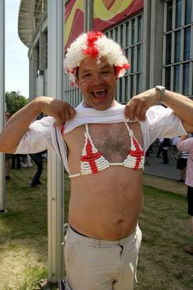 Englischer Fan mit Perücke präsentiert sein Bikinioberteil -  (pan14505) Fußball WM Herren WM 2006, Länderspiel, Nationalteam, Gruppe B Einzelbild Frankfurt M. Freude,  