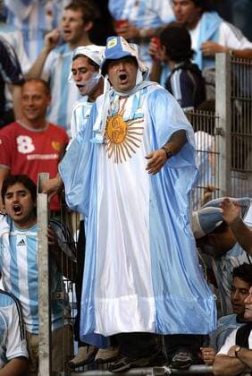 Argentinischer Fan in Umhang in den Nationalfarben Blau und Weiß -  Fußball Herren WM 2006, Länderspiel, Nationalteam, Gruppe C, Einzelbild Hamburg Freude, Begeisterung,