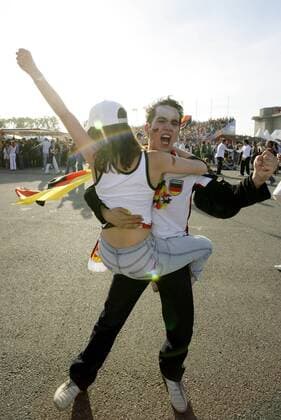 Frenetisch jubelndes deutsches Fanpaar bespringt sich vor lauter Euphorie Fußball WM Herren Weltmeisterschaft 2006, FIFA Fanmeile, Fanfest, Fan Fest, Party Fanpärchen Gruppe weiblich, weiblicher, weibliche, Frau, Frauen Hamburg Begeisterung, Freude,