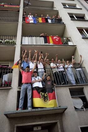 Public Viewing am Main in Frankfurt: Fans schauen selbst von ihren Balkonen aus zu Fußball Herren WM 2006, Fanfest, Fan Fest, Public Viewing, Live Übertragung, Liveübertragung, Fußballübertragung Totale MainArena, Main Arena, Mainufer, Main Frankfurt M., FIFA Fanmeile Freude, Begeisterung,