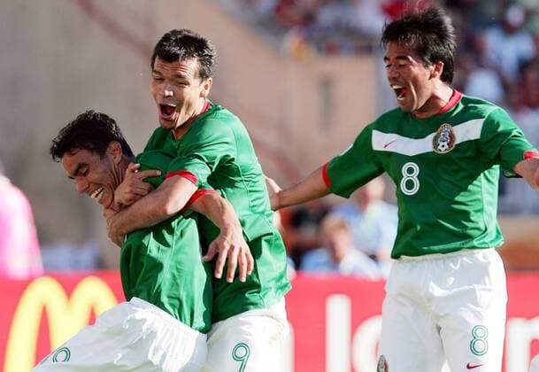 Torjubel Mexiko, v.li.: Omar Bravo, Jared Borgetti und Pavel Pardo -  Fußball WM Herren WM 2006, Länderspiel, Nationalteam, Gruppe D, Mexiko Gruppe Nürnberg Begeisterung, Freude,