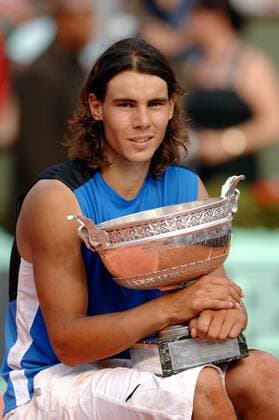 French Open Sieger Rafael Nadal (Spanien) mit der Trophäe auf dem Schoß -  Tennis Herren French Open 2006, Grand, Slam, ATP Tour Finale, Endspiel Einzelbild Finale, Endspiel Paris Roland Garros