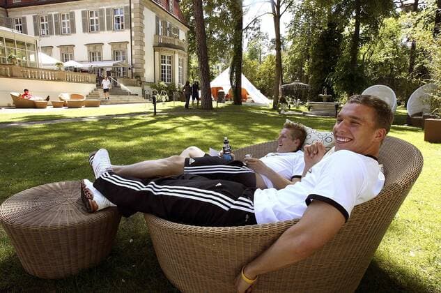 Lukas Podolski (re.) und Bastian Schweinsteiger (beide Deutschland) lassen es sich im Gartenbereich des deutschen Mannschaftsquartiers gut gehen Fußball WM Herren WM 2006, Nationalteam, Hotel, Erholung, Freizeit, Quartier, Unterkunft, Mannschaftshotel Gruppe Schloßhotel Vier Jahreszeiten, Grunewald Berlin Freude