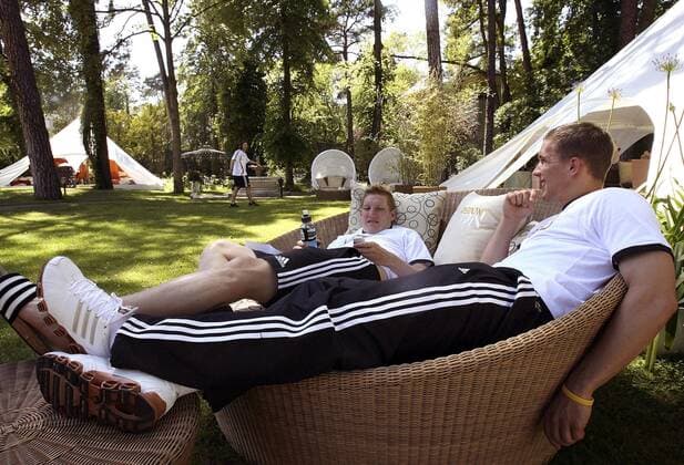 Lukas Podolski (re.) und Bastian Schweinsteiger (beide Deutschland) lassen es sich im Gartenbereich des deutschen Mannschaftsquartiers gut gehen Fußball WM Herren WM 2006, Nationalteam, Hotel, Erholung, Freizeit, Quartier, Unterkunft, Mannschaftshotel Gruppe Schloßhotel Vier Jahreszeiten, Grunewald Berlin