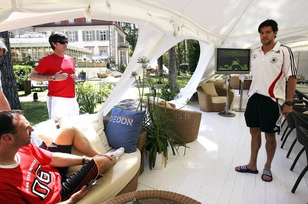 Michael Ballack (re.), Co Trainer Joachim Löw (2.v.li.) und Jens Nowotny (alle Deutschland) entspannen sich im Gartenbereich des deutschen Mannschaftsquartiers Fußball WM Herren WM 2006, Nationalteam, Hotel, Erholung, Freizeit, Quartier, Unterkunft, Mannschaftshotel Gruppe Schloßhotel Vier Jahreszeiten, Grunewald Berlin