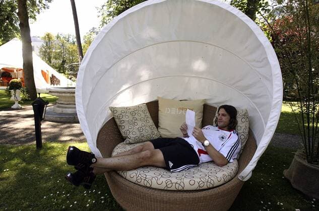 Torsten Frings (Deutschland) kann sich im Gartenbereich des deutschen Mannschaftsquartiers etwas entspannen Fußball WM Herren WM 2006, Nationalteam, Hotel, Erholung, Freizeit, Quartier, Unterkunft, Mannschaftshotel Einzelbild Schloßhotel Vier Jahreszeiten, Grunewald Berlin