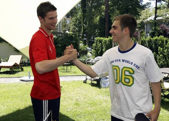 Shakehands zwischen Phillip Lahm (re.) und Arne Friedrich (beide Deutschland) nach einem gemeinsamen Tischtennismatch Fußball WM Herren WM 2006, Nationalteam, Hotel, Erholung, Freizeit, Quartier, Unterkunft Mannschaftshotel, Deutschland Gruppe Schloßhotel Vier Jahreszeiten, Grunewald Berlin Harmonie,
