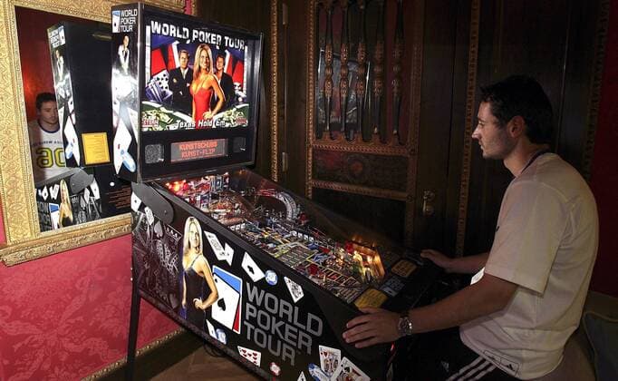Oliver Neuville (Deutschland) entspannt sich beim Spiel am Flipperautomat Fußball WM Herren WM 2006, Nationalteam, Hotel, Erholung, Freizeit, Quartier, Unterkunft Mannschaftshotel, Deutschland Einzelbild Spiegelbild Berlin