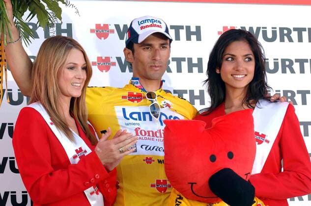 Gesamtführender Daniele Bennati (Italien Lampre) zwischen zwei hübschen Hostessen bei der Siegerehrung der Tour de Suisse 2006 -  Radsport Herren Tour de Suisse 2006, ProTour, Straßenradsport, Straße, Rad Gruppe 2. Etappe: Bremgarten - Einsiedeln Freude,