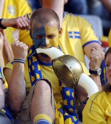 Verzweifelter schwedischer Fan beißt wütend in seinen Wikingerhelm Fußball WM Herren WM 2006, Länderspiel, Nationalteam, Gruppe B, Schweden Einzelbild Dortmund Enttäuschung, Verzweiflung, Wut,