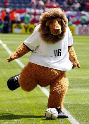 Zärtlichkeiten unter Freunden? WM Maskottchen Goleo VI tritt Pille den sprechenden Ball -  Fußball WM Herren WM 2006, Länderspiel Einzelbild Aufmacher Frankfurt M. Dynamik,
