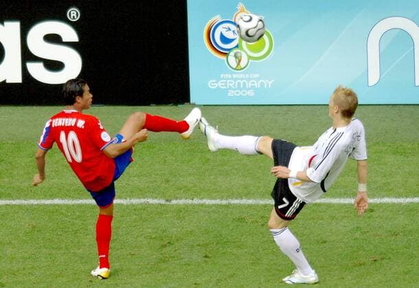 Bastian Schweinsteiger (Deutschland, re.) gegen Walter Centeno (Costa Rica) -  Fußball WM Herren WM 2006, Länderspiel, Nationalteam, Nationaltrikot, Gruppe A, Eröffnungsspiel Gruppe München