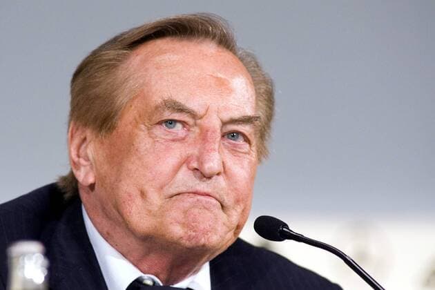 DFB Präsident Gerhard Mayer Vorfelder (Deutschland) wirkt während der DFB Pressekonferenz skeptisch Fußball Herren WM 2006, Nationalteam, PK, Pressetermin, Porträt Berlin