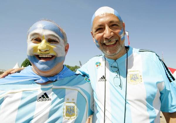 Zwei ältere Argentinische Fans mit Gesichtsbemalung in den Landesfarben gut gelaunt Fußball WM Herren WM 2006, Fanfest, Fan Fest, Party, FIFA Fanmeile, Vdig Gruppe Hamburg Freude,