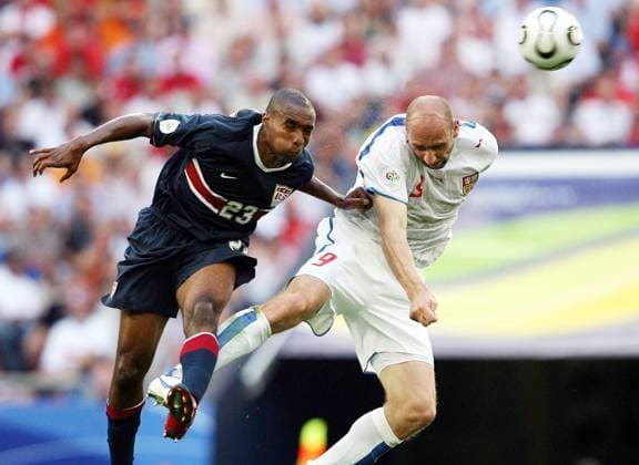 Jan Koller (Tschechien, re.) gegen Eddie Pope (USA) -  Fußball WM Herren WM 2006, Länderspiel, Nationalteam, Nationaltrikot, Gruppe E, USA - Tschechien 0:3 Gruppe Gelsenkirchen Dynamik,