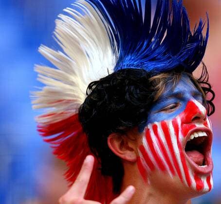US amerikanischer Fan mit Irokesenperücke in den Farben der Stars and Stripes feuert sein Team an -  Fußball WM Herren WM 2006, Länderspiel, Nationalteam, Gruppe E, USA, amerikanische Einzelbild Gelsenkirchen Freude, Fußball WM Herren WM 2006, Länderspiel, Nationalteam, Gruppe E, USA, amerikanische Einzelbild Gelsenkirchen Freude,