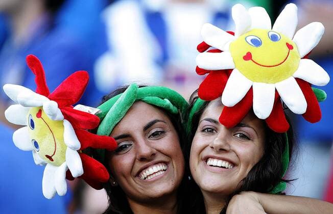 Weibliche italienische Fans mit lustigen Blumen als Kopfbedeckung -  Fußball Herren WM 2006, Länderspiel, Nationalteam, Gruppe E Gruppe Hannover Freude, Begeisterung, Fußball Herren WM 2006, Länderspiel, Nationalteam, Gruppe E Gruppe Hannover Freude, Begeisterung,