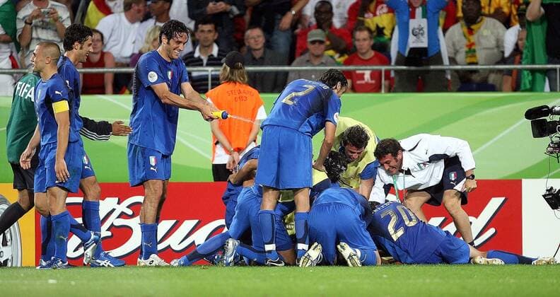 Torjubel Italien: Luca Toni (3.v.li.) sorgt für Abkühlung Fußball WM Herren WM 2006, Länderspiel, Nationalteam, Gruppe E, Nationaltrikot, Totale Hannover Freude, Begeisterung, Fußball WM Herren WM 2006, Länderspiel, Nationalteam, Gruppe E, Nationaltrikot, Totale Hannover Freude, Begeisterung,
