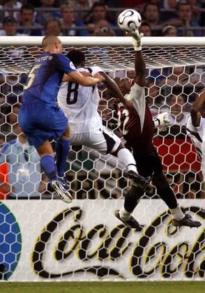 Torwart Richard Kingson (re.) vor Mickael Essien (Ghana, Mitte) und Fabio Cannavaro (Italien) am Ball Fußball WM Herren WM 2006, Länderspiel, Nationalteam, Gruppe E, Italien - Ghana 2:0, Vdig Gruppe Nationaltrikot Faruk Gürsoy, Gursoy Hannover Dynamik, Höhe, Abwehr, Fußball WM Herren WM 2006, Länderspiel, Nationalteam, Gruppe E, Italien - Ghana 2:0, Vdig Gruppe Nationaltrikot Faruk Gürsoy, Gursoy Hannover Dynamik, Höhe, Abwehr,