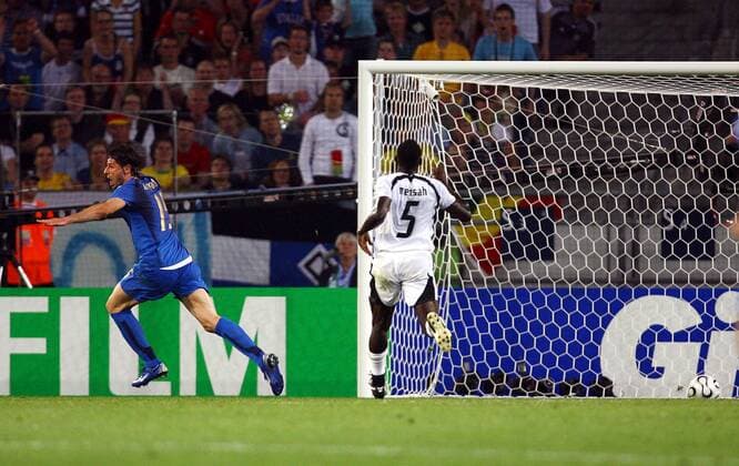Vincenzo Iaquinta (Italien, li.) - Torjubel, John Mensah (Ghana) enttäuscht Fußball WM Herren WM 2006, Länderspiel, Nationalteam, Gruppe E, Nationaltrikot, Italien - Ghana 2:0 Gruppe Hannover Freude, Enttäuschung, Fußball WM Herren WM 2006, Länderspiel, Nationalteam, Gruppe E, Nationaltrikot, Italien - Ghana 2:0 Gruppe Hannover Freude, Enttäuschung,