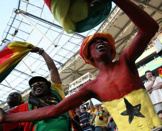 Ghanaische Fans jubeln mit Landesfahnen und Ganzkörperbemalung in den Nationalfarben -  Fußball WM Herren WM 2006, Länderspiel, Nationalteam, Gruppe E Gruppe Hannover Freude, Begeisterung Fußball WM Herren WM 2006, Länderspiel, Nationalteam, Gruppe E Gruppe Hannover Freude, Begeisterung