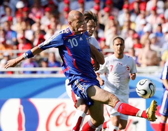 Zinedine Zidane (Frankreich, li.) gegen Johan Vogel (Schweiz) - Fußball WM Herren WM 2006, Länderspiel, Nationalteam, Gruppe G, Nationaltrikot, Frankreich - Schweiz Gruppe Stuttgart Dynamik, Kampf, Fußball WM Herren WM 2006, Länderspiel, Nationalteam, Gruppe G, Nationaltrikot, Frankreich - Schweiz Gruppe Stuttgart Dynamik, Kampf,