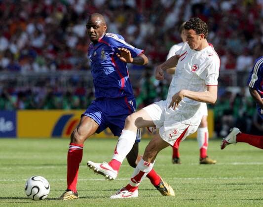 Patrick Vieira (Frankreich, li.) gegen Marco Streller (Schweiz) Fußball WM Herren WM 2006, Länderspiel, Nationalteam, Gruppe G, Nationaltrikot, Frankreich - Schweiz 0:0 Gruppe Stuttgart Dynamik, Fußball WM Herren WM 2006, Länderspiel, Nationalteam, Gruppe G, Nationaltrikot, Frankreich - Schweiz 0:0 Gruppe Stuttgart Dynamik,