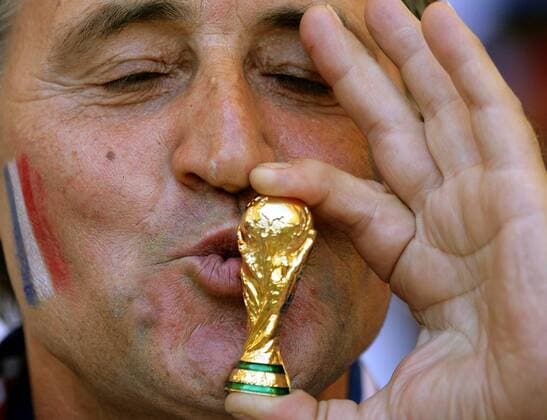 Ein französischer Fan küsst eine Miniatur des Weltmeisterpokals - Fußball WM Herren WM 2006, Länderspiel, Nationalteam, Gruppe G Miniatur, Pokalattrappe Porträt küssen Stuttgart Weltpokal, Weltmeisterschaftspokal Fußball WM Herren WM 2006, Länderspiel, Nationalteam, Gruppe G Miniatur, Pokalattrappe Porträt küssen Stuttgart Weltpokal, Weltmeisterschaftspokal