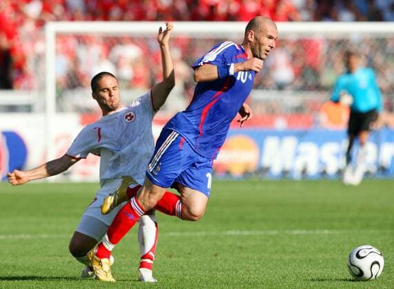 Zinedine Zidane (Frankreich, re.) gegen Ricardo Cabanas (Schweiz) - Fußball WM Herren WM 2006, Länderspiel, Nationalteam, Gruppe G, Nationaltrikot, Frankreich - Schweiz 0:0 Gruppe Stuttgart Dynamik, Fußball WM Herren WM 2006, Länderspiel, Nationalteam, Gruppe G, Nationaltrikot, Frankreich - Schweiz 0:0 Gruppe Stuttgart Dynamik,