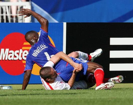 Claude Makelele (Frankreich, li.) und Ricardo Cabanas (Schweiz) am Boden Fußball WM Herren WM 2006, Länderspiel, Nationalteam, Gruppe G, Nationaltrikot, Frankreich - Schweiz 0:0 Gruppe offizielle Partner, offizieller Stuttgart Dynamik, Fußball WM Herren WM 2006, Länderspiel, Nationalteam, Gruppe G, Nationaltrikot, Frankreich - Schweiz 0:0 Gruppe offizielle Partner, offizieller Stuttgart Dynamik,