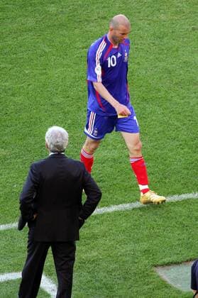 Zinedine Zidane würdigt Nationaltrainer Raymond Domenech (beide Frankreich) keines Blickes -  (pan14597) Fußball WM Herren WM 2006, Länderspiel, Nationalteam, Gruppe G, Nationaltrikot Gruppe Stuttgart Fußball WM Herren WM 2006, Länderspiel, Nationalteam, Gruppe G, Nationaltrikot Gruppe Stuttgart  