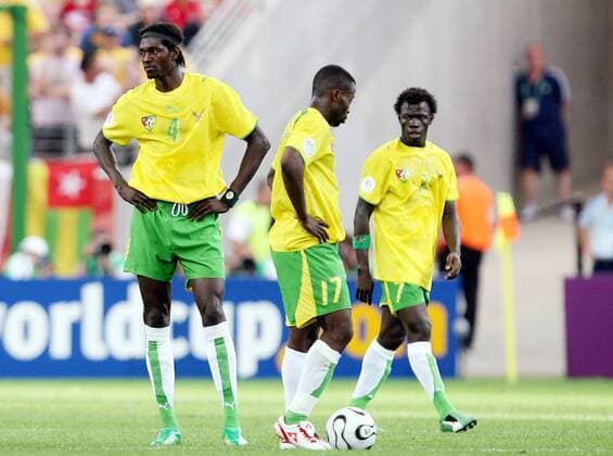 Enttäuschte Gesichter: Mohamed Kader (Mitte) und Moustapha Salifou (re.) beim Anstoss, daneben Emmanuel Adebayor (alle Togo) -  Fußball WM Herren WM 2006, Länderspiel, Nationalteam, Gruppe G, Togo Gruppe Nationaltrikot Frankfurt M. Enttäuschung Fußball WM Herren WM 2006, Länderspiel, Nationalteam, Gruppe G, Togo Gruppe Nationaltrikot Frankfurt M. Enttäuschung