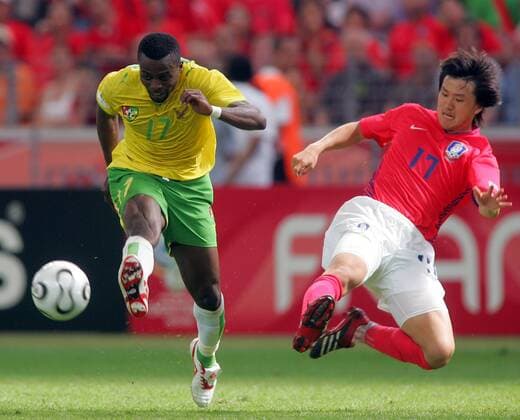 Mohamed Kader (Togo, li.) gegen Lee Ho (Südkorea) -  (fra2006061309) Fußball WM Herren WM 2006, Länderspiel, Nationalteam, Gruppe G, Nationaltrikot, Südkorea - Togo 2:1, Korea Gruppe Frankfurt M. Dynamik, Fußball WM Herren WM 2006, Länderspiel, Nationalteam, Gruppe G, Nationaltrikot, Südkorea - Togo 2:1, Korea Gruppe Frankfurt M. Dynamik,